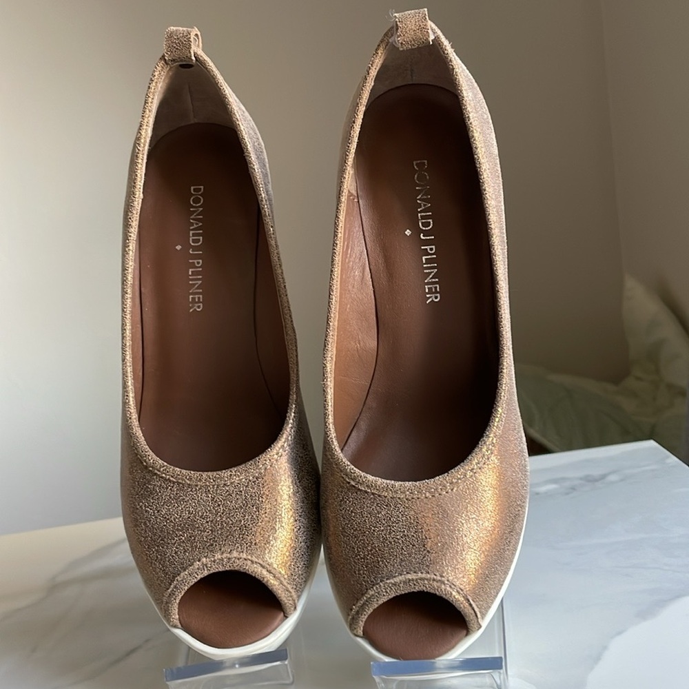 Brushed metallic bronze suede peep-toe,
Cork wedge,white rubber sole platform.